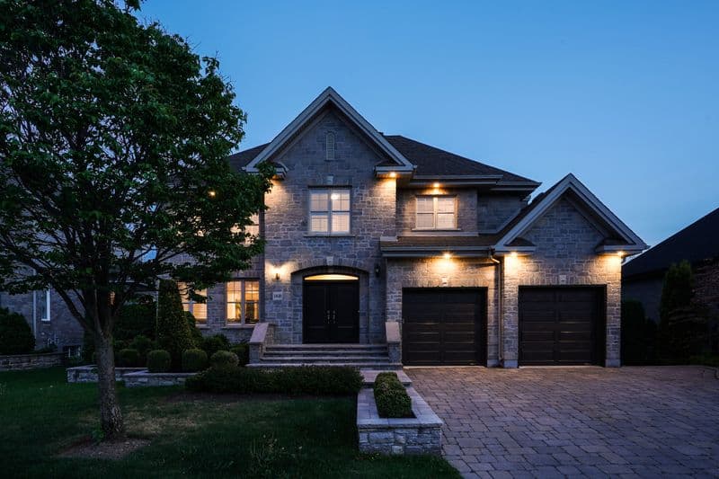 Heure bleue portfolio example 1 - Professional real estate photography by Hausvalet